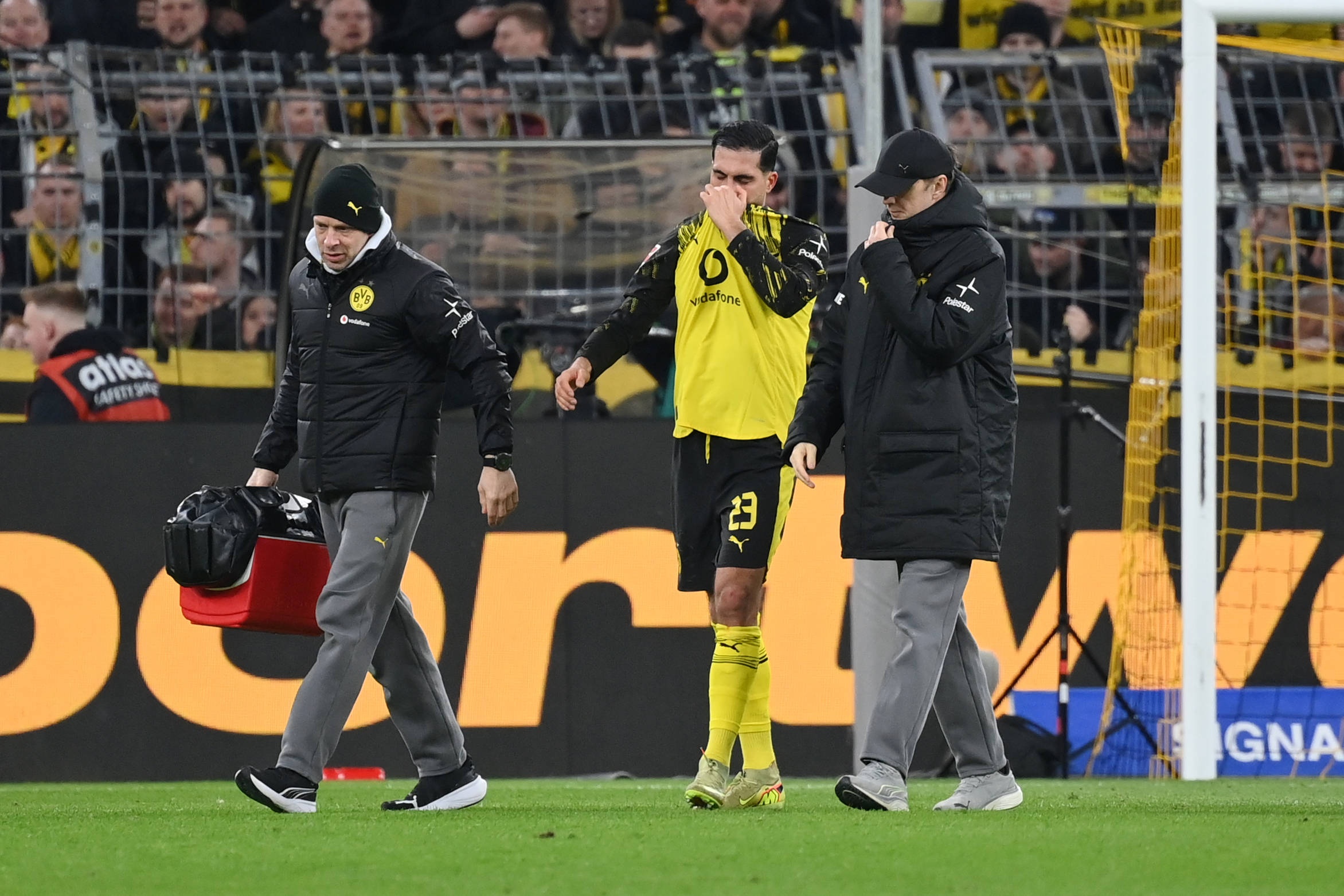 九游官网-遭遇重伤！埃姆雷·詹赛后长时间呆坐车内，队友纷纷拥抱安慰